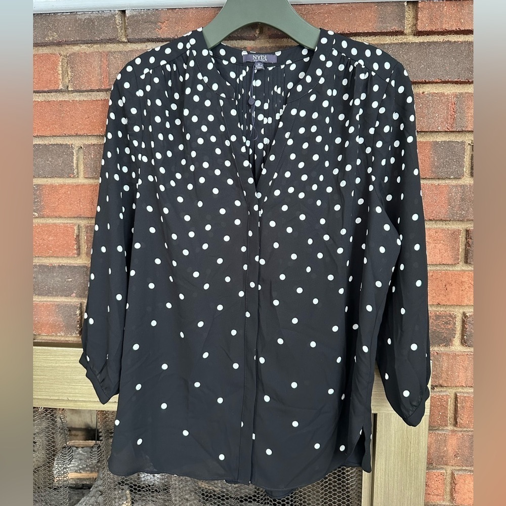 🛍️ NY DJ black with white polkadots blouse hidden button.Great condition